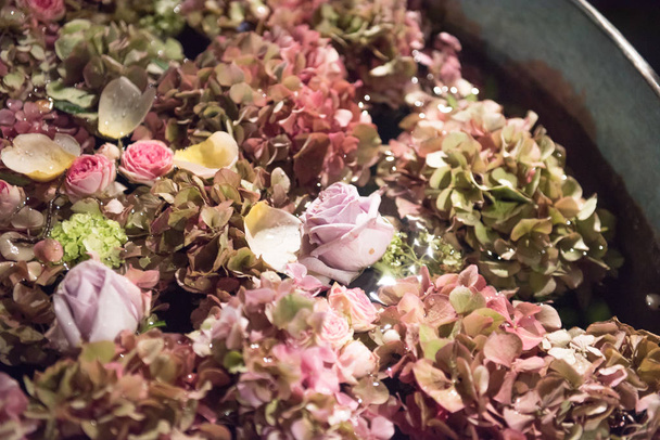 Banheiras de metal cheias de flores de verão
 - Foto, Imagem