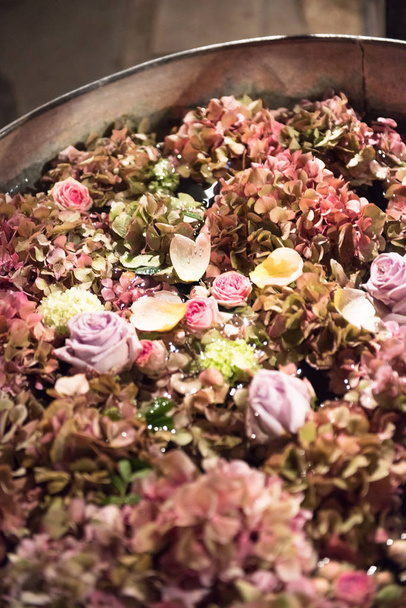 Kovové vany plné květy v létě - Fotografie, Obrázek