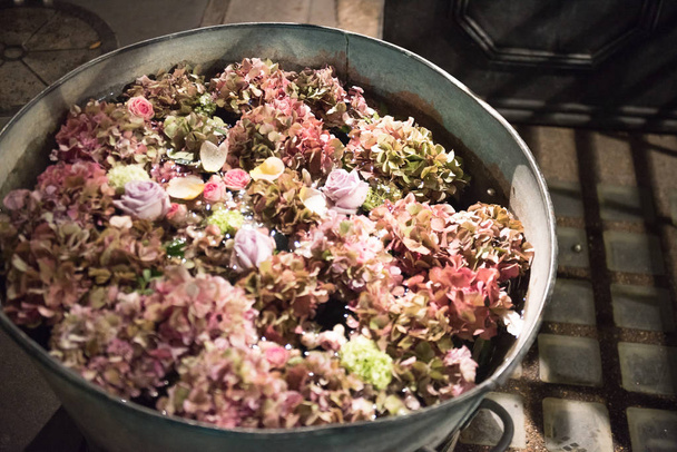 夏の花で満ちている金属製の浴槽 - 写真・画像