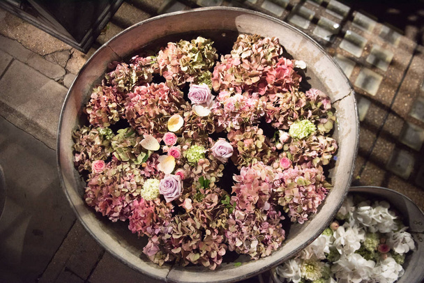 Nyári virágokkal beültetett fém dézsák - Fotó, kép
