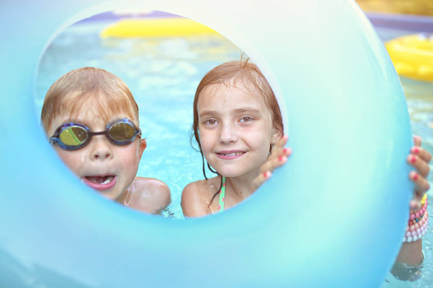 Los niños se divierten en la piscina
 - Foto, imagen
