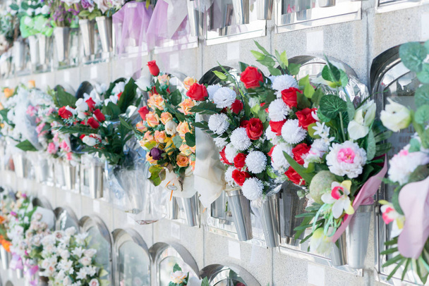 Virágok a temetőben - Fotó, kép