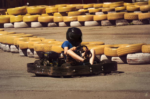 Een man is Go-kart rijden met snelheid in het park - Foto, afbeelding