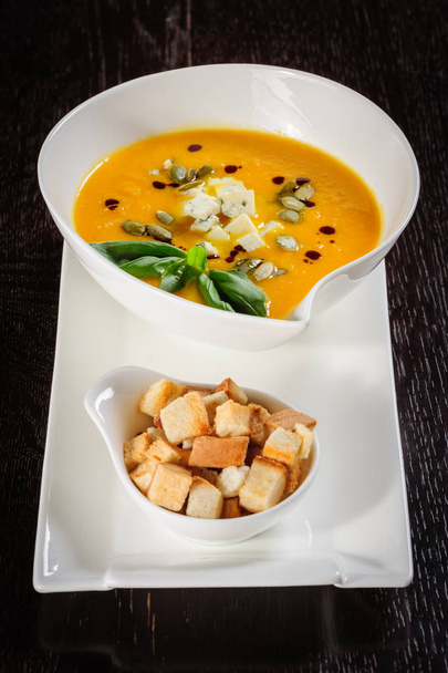 Zucca e zuppa con panna e semi di zucca
 - Foto, immagini