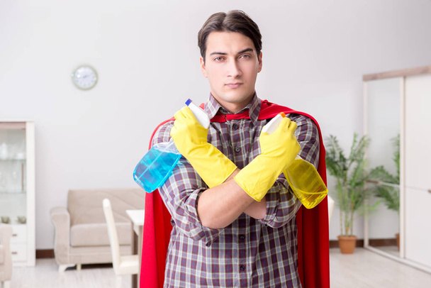 El super héroe limpiador haciendo tareas domésticas - Foto, Imagen