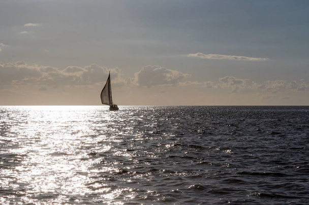 lonely sail boat - Foto, afbeelding