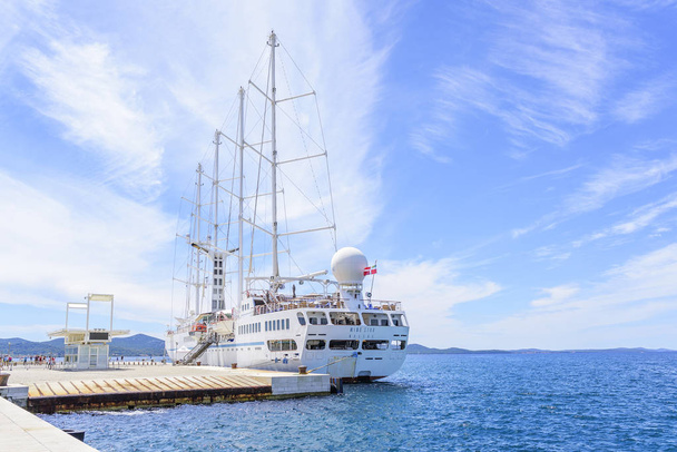 A large cruise sailing ship in the port on the embankment of the city of Zadar. - Фото, изображение