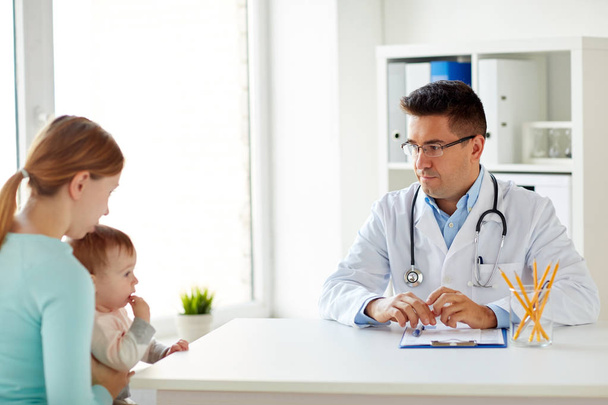 woman with baby and doctor at clinic - Foto, Bild