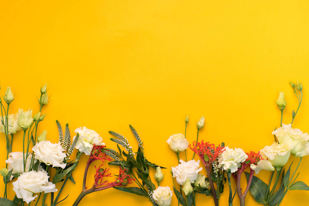 flores sobre un fondo amarillo
 - Foto, imagen
