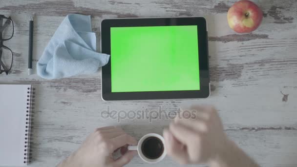 a távmunkát, tábla-PC segítségével üzletember iszik kávét - Felvétel, videó