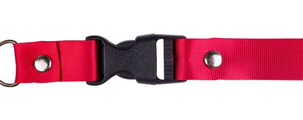Закрытая черная пластиковая боковая пряжка с красным тканым ремнем
 - Фото, изображение