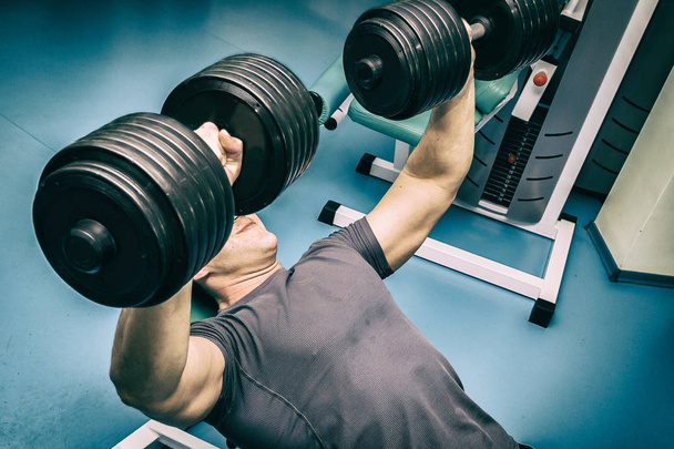 Male fitness concept. Strong man in the gym. - Φωτογραφία, εικόνα
