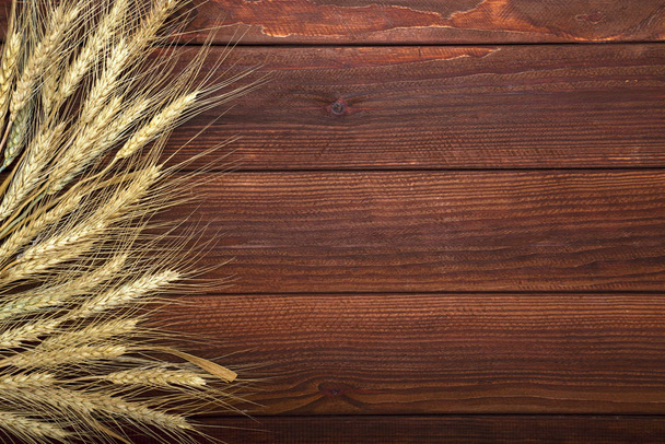 pšeničné uši na dřevěném pozadí - Fotografie, Obrázek