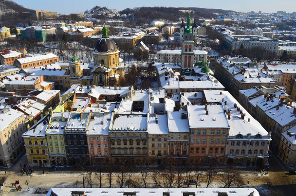 Panorama de invierno de Lviv cubierto de nieve, Ucrania.Lviv (Lvov), Ucrania Oriental - la vista de la ciudad desde la torre del reloj del ayuntamiento
 - Foto, imagen