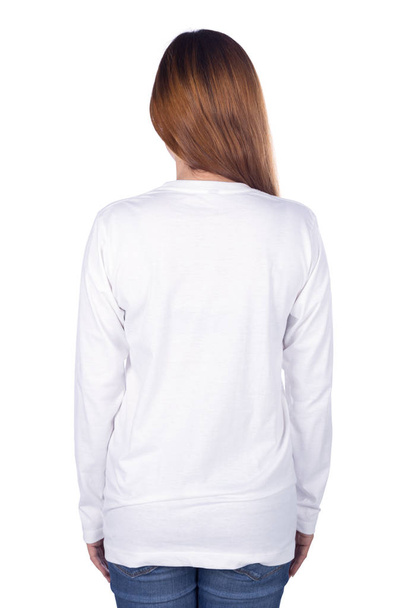 donna in t-shirt bianca a maniche lunghe isolata su fondo bianco  - Foto, immagini