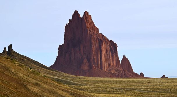 Um close-up de Shiprock no Novo México
 - Foto, Imagem