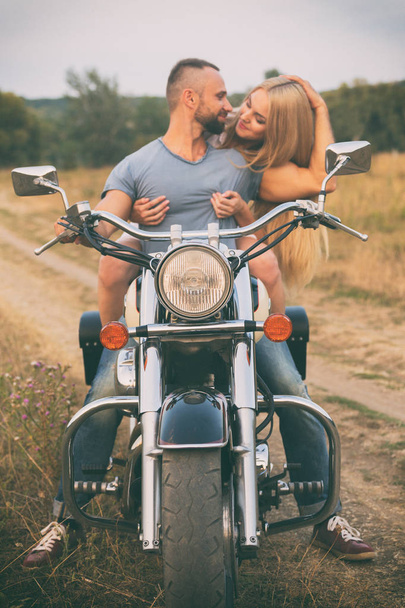 Viagens e amor, paixão, estrada de bicicleta. Casal apaixonado na estrada com uma motocicleta. Menino e menina apaixonados
. - Foto, Imagem