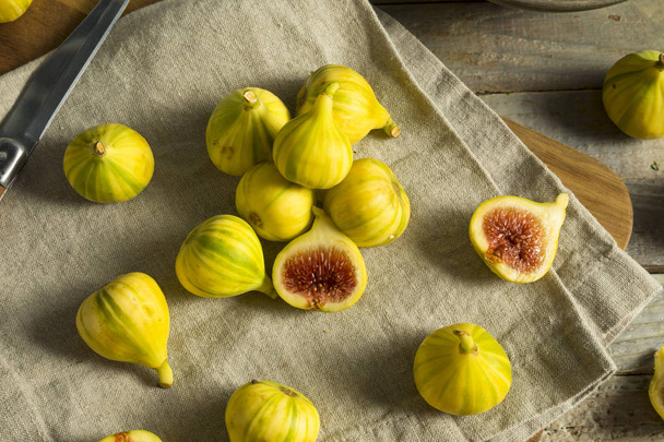 Raw Yellow Organic Tiger Figs - Foto, Imagem