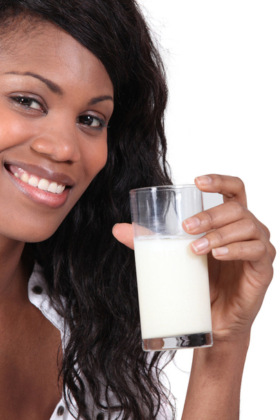 Mujer afroamericana con vaso de leche en la mano
 - Foto, Imagen
