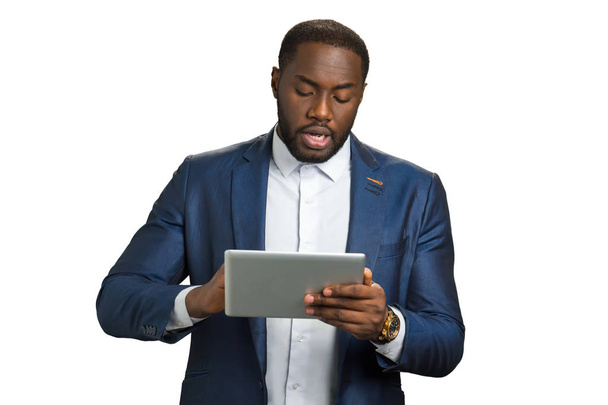 Hombre de negocios negro con tableta digital
. - Foto, imagen