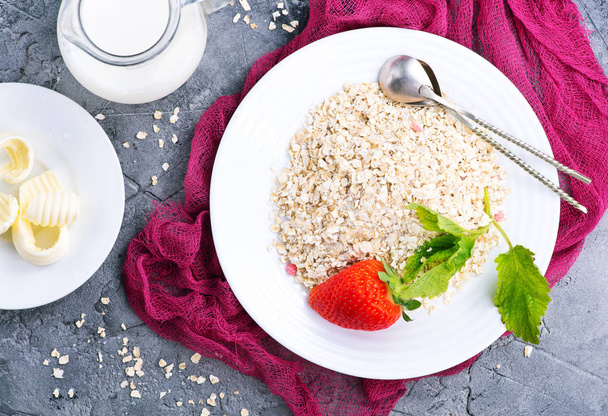 oat flakes with strawberry - 写真・画像