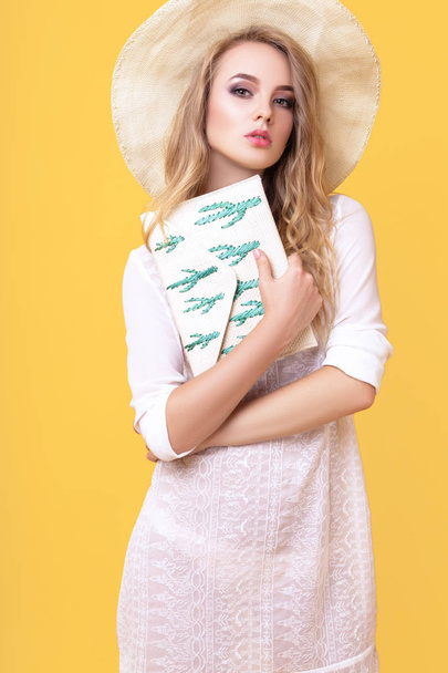 Young blond woman in tunic and hat in studio - Foto, Imagen