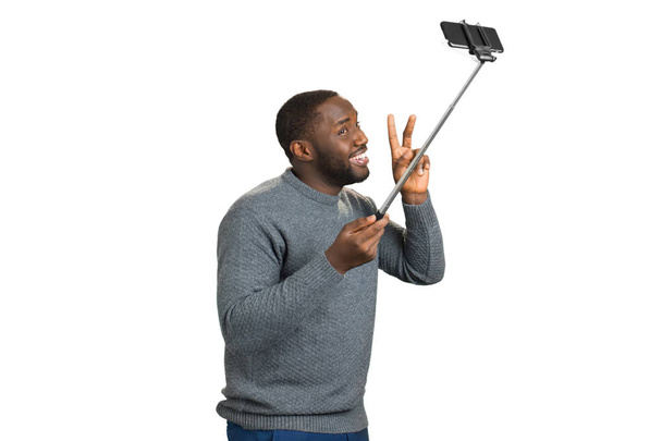 gai noir l'homme prendre selfie
. - Photo, image