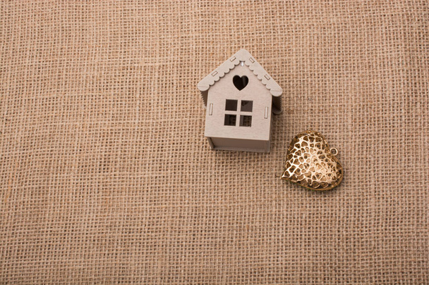 Ícone em forma de coração e casas modelo em um fundo marrom
 - Foto, Imagem