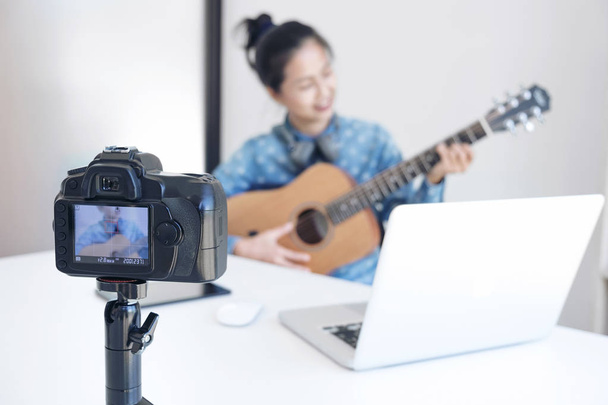 concepto de aprendizaje de medios sociales, relajante y tocar la guitarra, Youn
 - Foto, Imagen