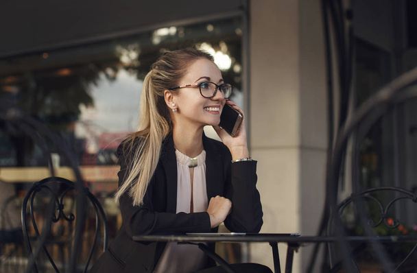 Business woman or student talking on the phone and smiling - Zdjęcie, obraz