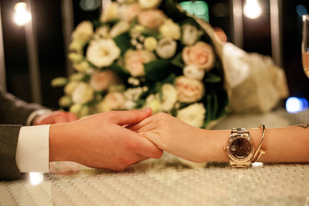 Mann macht Frau Heiratsantrag und hält ihre Hand. - Foto, Bild