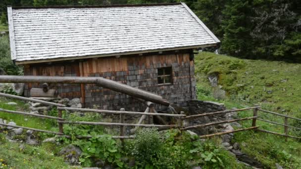 Granero en un prado (Tirol del Norte Austria
) - Metraje, vídeo