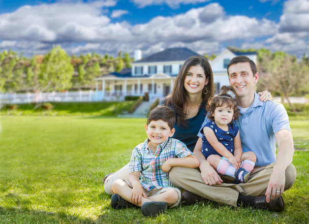 Açık havada güzel özel ev önünde çocuklu mutlu genç aile. - Fotoğraf, Görsel