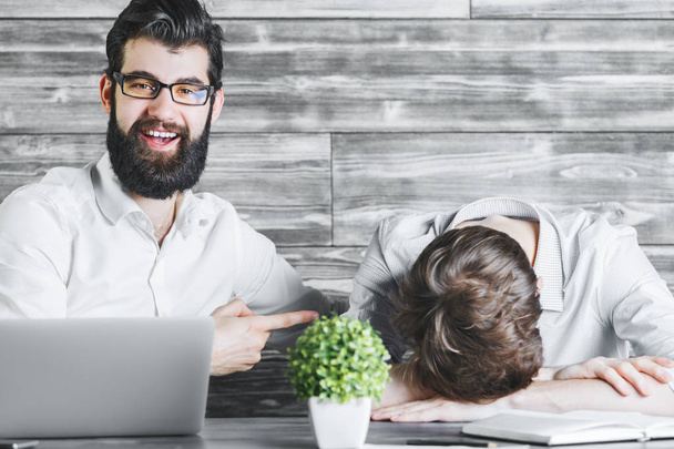 Knappe mannen van energetische en moe op het werk  - Foto, afbeelding