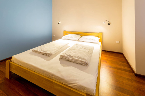 двоспальне ліжко в готелі
 - Фото, зображення