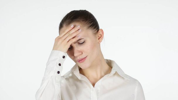 Hoofdpijn, triest vrouw met pijn in hoofd, witte achtergrond - Foto, afbeelding