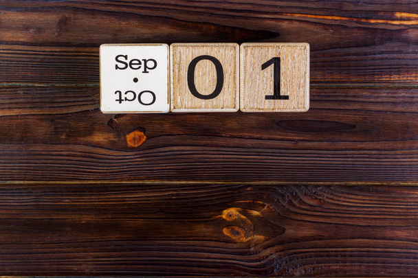 1 de septiembre en un calendario decorativo de grandes cubos beige aislados sobre fondo blanco
 - Foto, Imagen