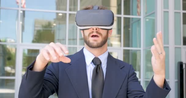 Surprised businessman celebrating success in virtual reality working experience - Video, Çekim