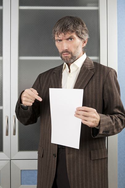 Irritado homem mostra blanc folha de papel
 - Foto, Imagem