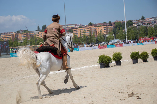 Cavaleiro otomano em suas roupas étnicas montando em seu cavalo - Foto, Imagem