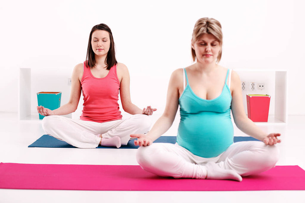 Pregnant Woman Practising Yoga - Foto, Bild