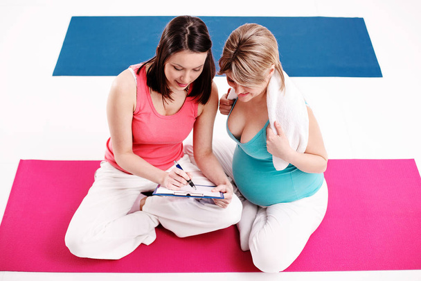 Pregnant Woman Practising Yoga - Valokuva, kuva
