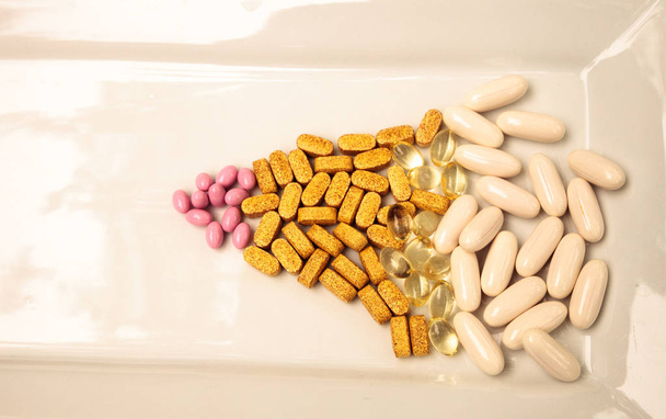Μίγμα από χρυσό, ροζ και λευκό gel κάψουλες της βιταμίνης Β, βιταμίνη Ε - Φωτογραφία, εικόνα