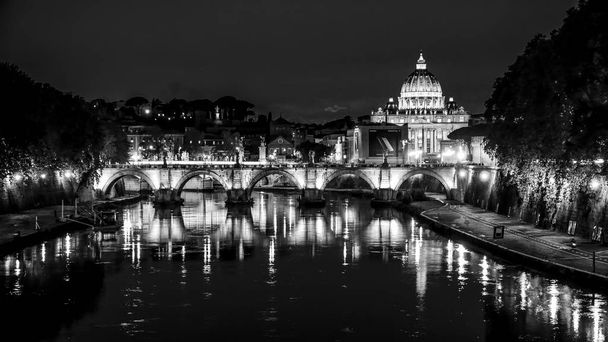 Όμορφη Ρώμη και Βατικανό τη νύχτα - δείτε από Ποταμός Τίβερης - Φωτογραφία, εικόνα