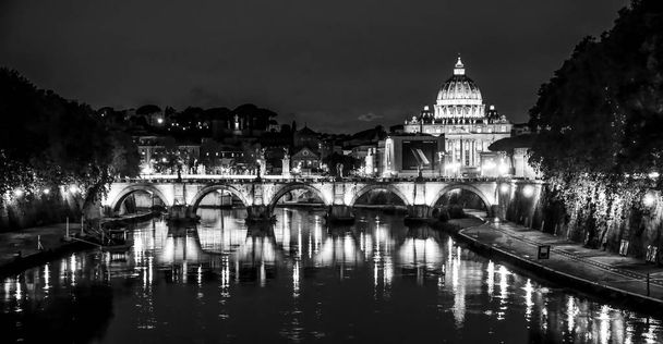 Piękna Rzymu i Vatican nocą - widok z rzeki Tyber - Zdjęcie, obraz