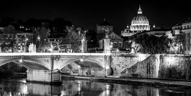 Tiber Nehri'nin ve St Peters Bazilikası gece Roma'da üzerinde köprüler - Fotoğraf, Görsel