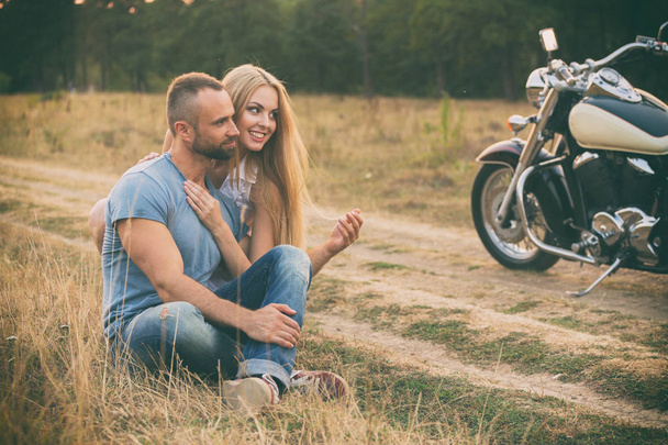 Reisen und Liebe, Leidenschaft, Fahrradstraße. Verliebtes Paar unterwegs mit einem Motorrad. Junge und Mädchen verliebt. - Foto, Bild