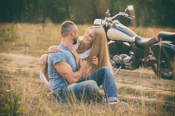 Reisen und Liebe, Leidenschaft, Fahrradstraße. Verliebtes Paar unterwegs mit einem Motorrad. Junge und Mädchen verliebt. - Foto, Bild