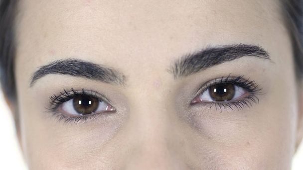 Ojos parpadeantes de mujer
 - Foto, imagen