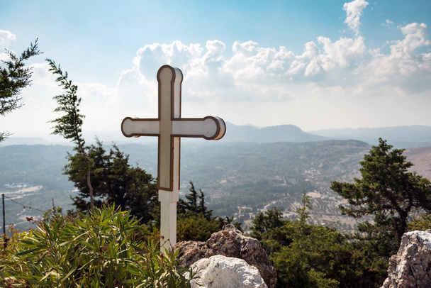 Білий хрест на Tsampika церкви на острові Родос, Греція - Фото, зображення